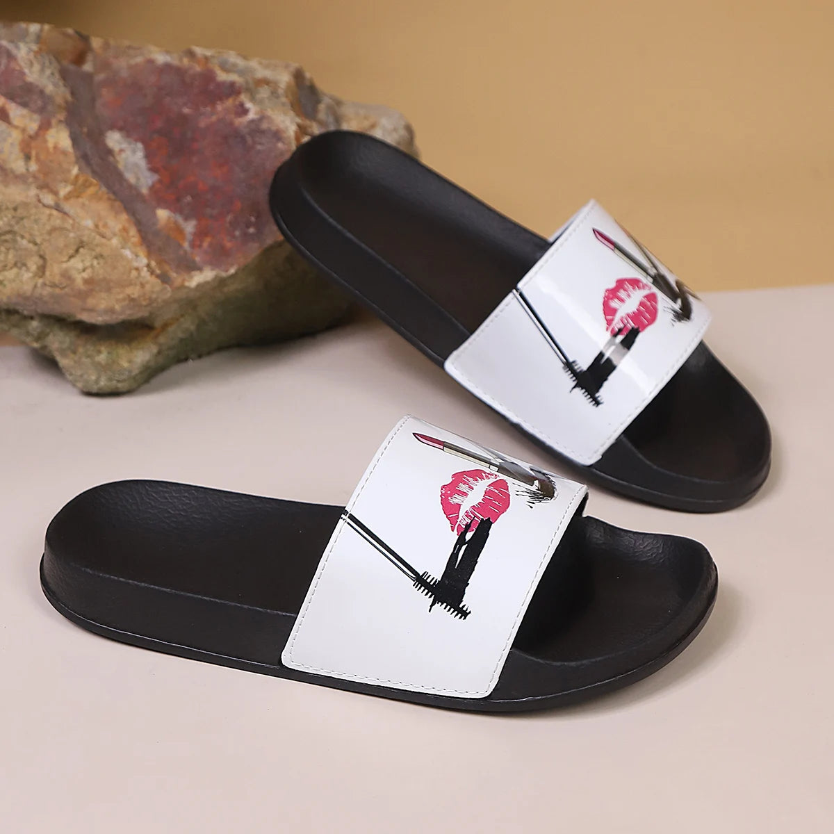Women's Fashionable Casual Slippers - Lightweight Indoor and Outdoor Home Shoes, Beautiful and Fashionable, Breathable Fabric Lining and Mirror Red Lip Design, Suitable for Home, Garden, Beach Use, Comfortable for All Seasons