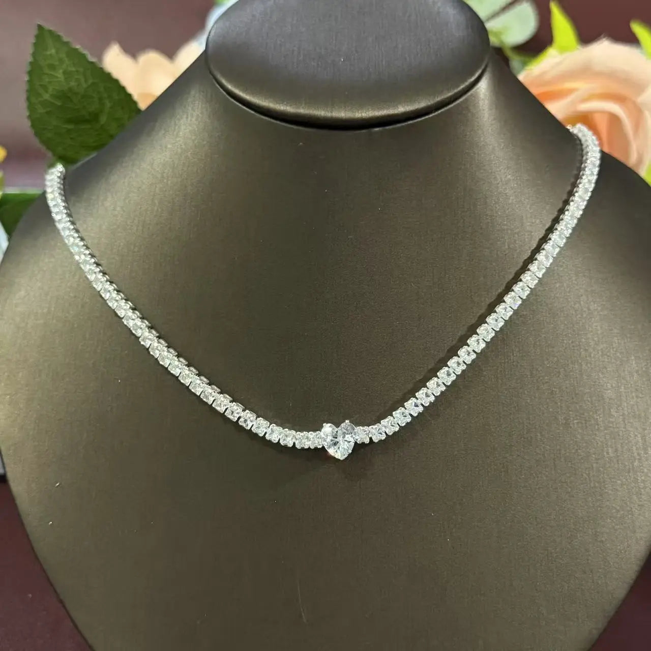 A rhinestone necklace for women, suitable for dates, vacations, and daily wear