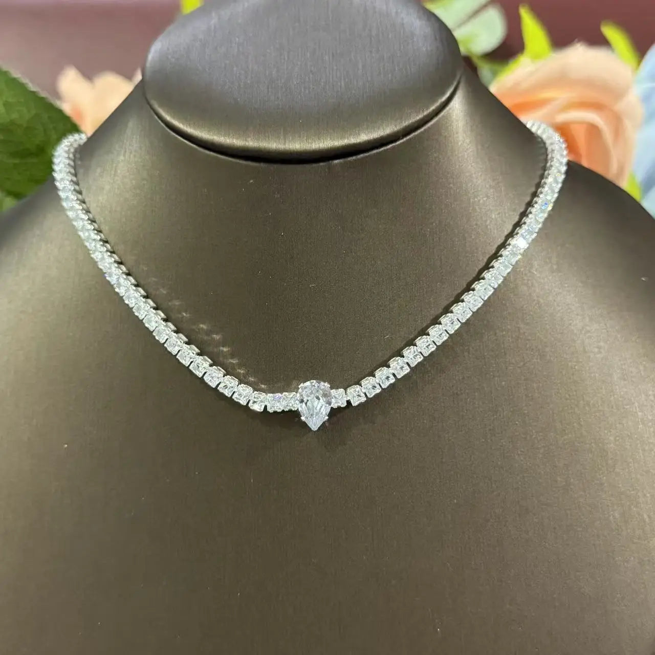 A rhinestone necklace for women, suitable for dates, vacations, and daily wear